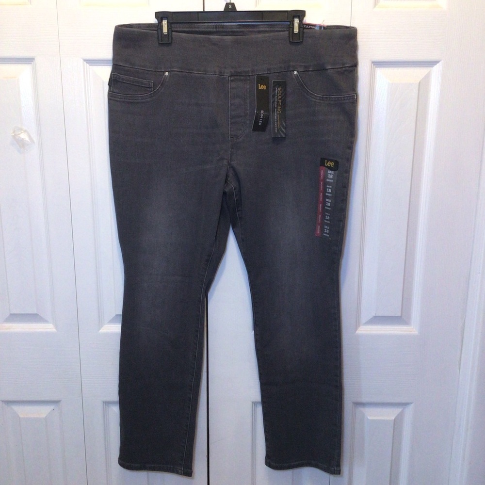 Lee Women’s Gray Sculpting Slim Fit Slim Leg Pull-On Jeans Size 18S- Irregular